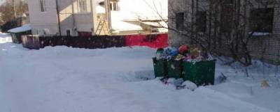 Водителю мусоровоза в Клинцах пришлось откапывать контейнеры - runews24.ru - Брянская обл.