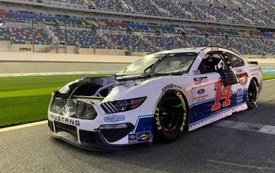 Во время гонки NASCAR у авто оторвался капот - korrespondent.net