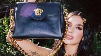 Дуа Липа похвасталась новой сумкой Versace за 45 тысяч гривен: фото - 24tv.ua