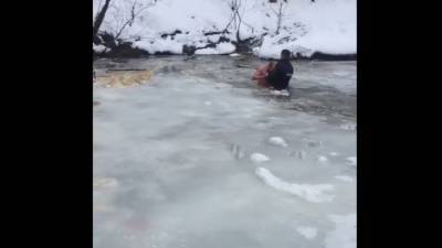 Полицейский вытащил из-подо льда погибавшего мужчину. Видео - vesti.ru - Краснодарский край - район Абинский