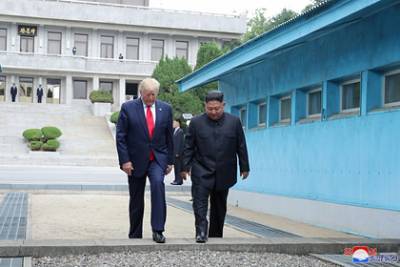 Дональд Трамп - Ким Ченын - Стало известно о желании Трампа «подбросить» Ким Чен Ына до дома - lenta.ru - США - КНДР - Вьетнам - Ханой