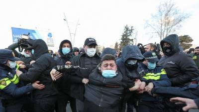 Михаил Саакашвили - Ника Мелии - Более 20 человек задержали у офиса оппозиционной партии в Тбилиси - russian.rt.com - Грузия - Тбилиси