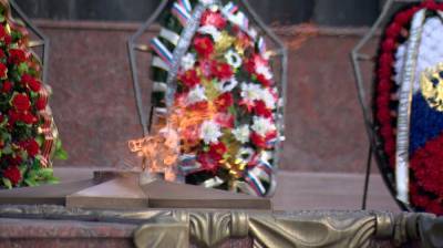 Владимир Нетесов - Вадим Кстенин - Александр Гусев - В Воронеже возложили венки и цветы к вечному огню на площади Победы - vestivrn.ru - Воронеж - Воронежская обл.