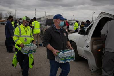 Грег Эбботт - Миллионы американцев столкнулись с нехваткой питьевой воды из-за морозов - lenta.ru - Техас