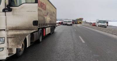 Под Киевом столкнулись пять авто, есть погибшие и травмированные - dsnews.ua - Киев - Киевская обл. - Черниговская обл.