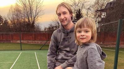 Яна Рудковская - Евгений Плющенко - Александр Плющенко - «Полундра!» — Плющенко устроил для Гном Гномыча шторм и прокатил его на «корабле» - 5-tv.ru