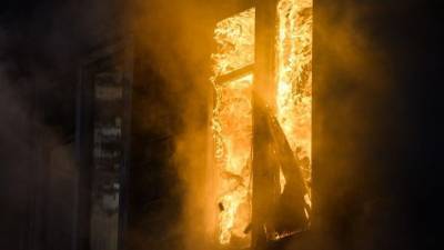Три человека погибли из-за мощного пожара в деревянном доме в Якутии - 5-tv.ru - респ. Саха