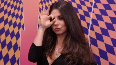 Ольга Бузова - Вячеслав Макаров - Анна Плетнева - Светлана Хоркина - Певица Плетнева попыталась угадать, кто скрывается в костюме Ананаса в шоу "Маска" - nation-news.ru