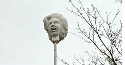Маргарет Тэтчер - Копье со скульптурой головы Маргарет Тэтчер установили в ее родном городе - focus.ua - Англия