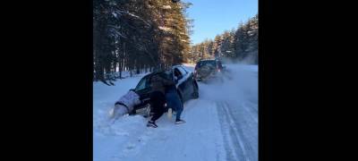 Мужчины на внедорожнике вытащили из кювета залюбовавшихся красотами Карелии гостей из Санкт-Петербурга (ВИДЕО) - stolicaonego.ru - Санкт-Петербург - Петрозаводск - республика Карелия