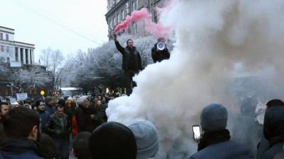 Никола Пашинян - Артур Ванецяна - Тысячи жителей Еревана вышли на улицы и требуют отставки Пашиняна — видео - 5-tv.ru - Армения - Ереван