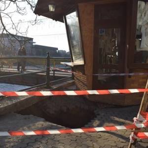 В Ужгороде на пешеходной зоне образовалась четырехметровая яма. Фото - reporter-ua.com - Ужгород