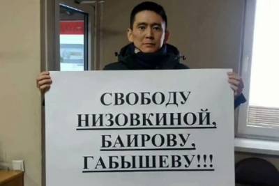 Полицейские пришли к известному бурятскому режиссеру из-за акции 23 февраля. Он повез их в прокуратуру - tayga.info