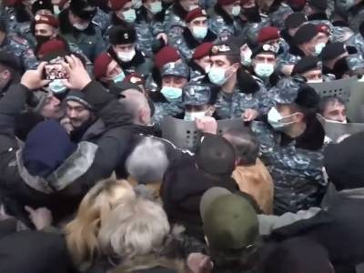 Никола Пашинян - Вазген Манукян - В Ереване жестко задерживают протестующих на акции против Пашиняна (видео) - rosbalt.ru - Ереван