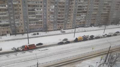 Питер Онлайн - В Приморском районе пятеро мужчин вручную парковали каршеринг, который мешал снегоуборочной технике - piter.tv - Санкт-Петербург - р-н Приморский