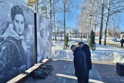 Александр Никитин - Александр Никитин возложил цветы к тамбовскому триптиху «Стена памяти» в рамках всероссийской акции «Защитим память героев» - tambov.mk.ru - Тамбовская обл.