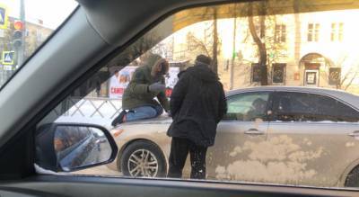 «Помогите, спасите, пожалуйста»: ярославец забрался на капот экс-жены и бил стекла. Видео - progorod76.ru - Ярославль