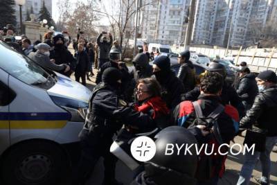 Толкотня и заблокированные выезды: как Стерненко вывозили из зала суда – фото и видео - bykvu.com - Киев - Приморье край