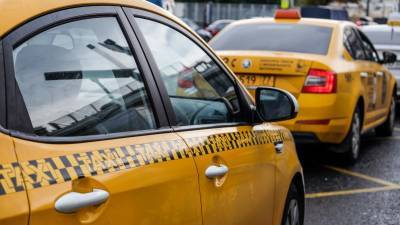 Таксист брызнул баллончиком в лицо пассажирам в Москве - newinform.com - Москва - Новороссийск