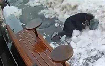 Падение глыбы снега на женщину попало на видео - korrespondent.net - Киев
