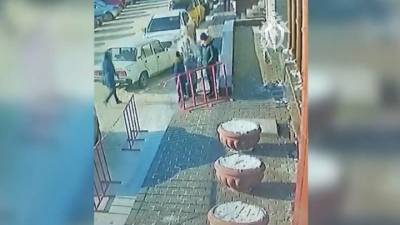 Снег, упавший с крыши торгового комплекса, травмировал женщину. Видео - vesti.ru - Омск