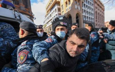 Никол Пашинян - В Ереване пытались не впустить премьера Пашиняна на работу: есть задержанные – видео - 24tv.ua - Ереван