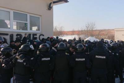 Во Львове протестовавшие националисты схлестнулись с правоохранителями: пострадали четверо полицейских - kp.ua - Львов - Львовская обл.