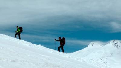 Двое сноубордистов провалились в расщелину на Эльбрусе и выжили - polit.info