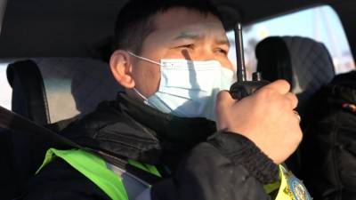 В Казахстане инспектор помог автомобилистам во время метели. - riafan.ru - Костанай