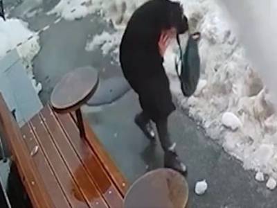 В центре Киева на женщину с крыши упала глыба льда, полиция опубликовала видео - gordonua.com - Киев