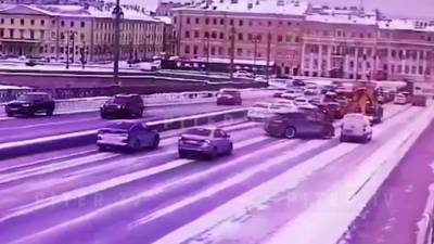 Видео: массовое ДТП на Благовещенском мосту заблокировало проезд - piter.tv - Благовещенск
