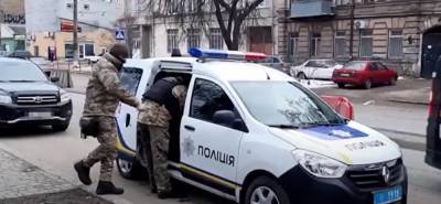 Иностранец с гранатой устроил переполох в Одессе, срочно слетелась полиция: видео с места - odessa.politeka.net - Одесса