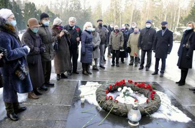 В Литве в День защитника Отечества возложили цветы к могилам советских воинов - obzor.lt - Белоруссия - Литва - Вильнюс