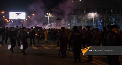 Никола Пашинян - Ишхан Сагателян - В Ереване проходит шествие оппозиции – она направилась к полиции и СНБ - ru.armeniasputnik.am - Армения - Ереван