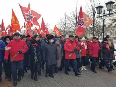 Валерий Рашкин - Геннадий Зюганов - Нина Останина - Денис Парфенов - Анастасия Удальцова - Коммунисты все-таки провели шествие в центре Москвы несмотря на запрет властей - znak.com - Москва