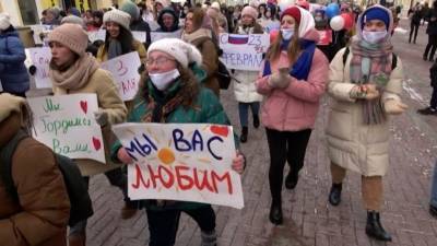 Активистки «Молодой Гвардии» поздравили мужчин «Горячим женским маршем» в Москве - 5-tv.ru - Москва