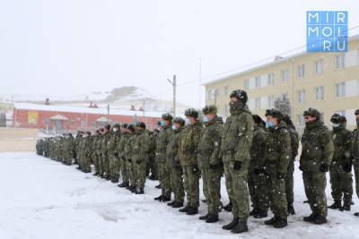 В честь Дня защитника Отечества в Ботлихском гарнизоне прошло торжественное построение - mirmol.ru