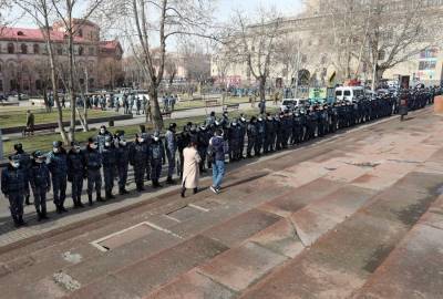 Ваге Казарян - Ишхан Сагателян - Протестующие у здания полиции Армении требуют встречи с главой ведомства - m24.ru