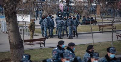 Ваге Казарян - Ишхан Сагателян - Протестующие окружили здание полиции в Ереване - news-front.info - Армения - Азербайджан - Ереван