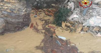 В Италии произошел жуткий обвал земли на кладбище: 200 гробов смыло в море (фото, відео) (5 фото) - tsn.ua - Италия - Запорожье