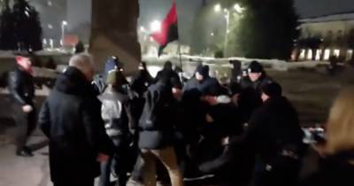 Сергей Стерненко - В Житомире на акции протеста в поддержку Стерненко произошло столкновение с полицией (видео) - focus.ua - Одесса - Житомир