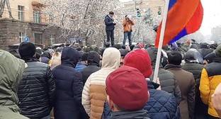 Никола Пашинян - Участники акции протеста в Ереване перекрыли центральную улицу - kavkaz-uzel.eu - Ереван