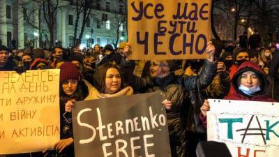 Сергей Стерненко - В Киеве - столкновения возле Офиса президента, полиция применила газ - svoboda.org - Киев - Одесса