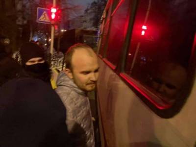 Во время протестов на Банковой полиция задержала 17 человек - lenta.ua - Киев