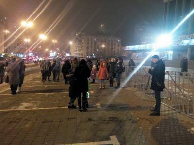СМИ: возле офиса Зеленского проходят столкновения силовиков с националистами - nakanune.ru - Киев