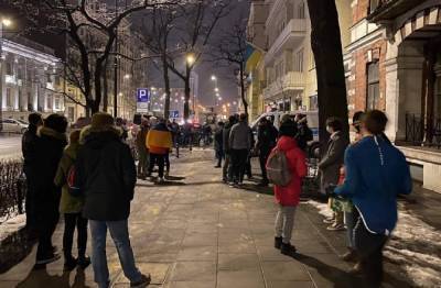 Сергей Стерненко - "Свободу Стерненко": из-за карантина активисты в Варшаве протестуют по очереди – фото - 24tv.ua - Варшава