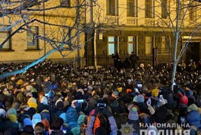 Сергей Стерненко - Столкновения на Банковой: в полиции сообщили о десятках задержанных и пострадавших - kp.ua