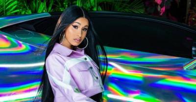 Cardi B топлесс и без трусиков эротично позировала в металлических ботфортах - tsn.ua