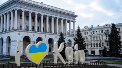 Филипп Киркоров - Ольга Полякова - Слой снега обрушил потолок в квартире певицы Поляковой в центре Киева - riafan.ru - Киев