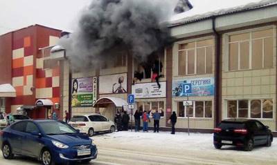 В Горно-Алтайске загорелся крупный торговый центр. Людям пришлось прыгать из окон - og.ru - Горно-Алтайск